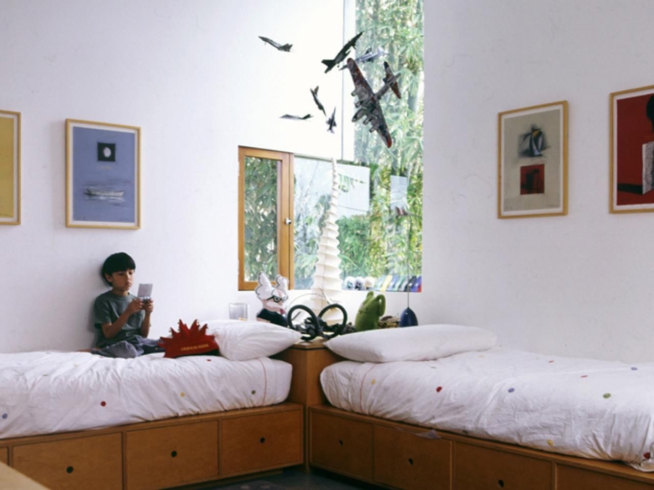 Мебель в детскую две кровати вдоль стены