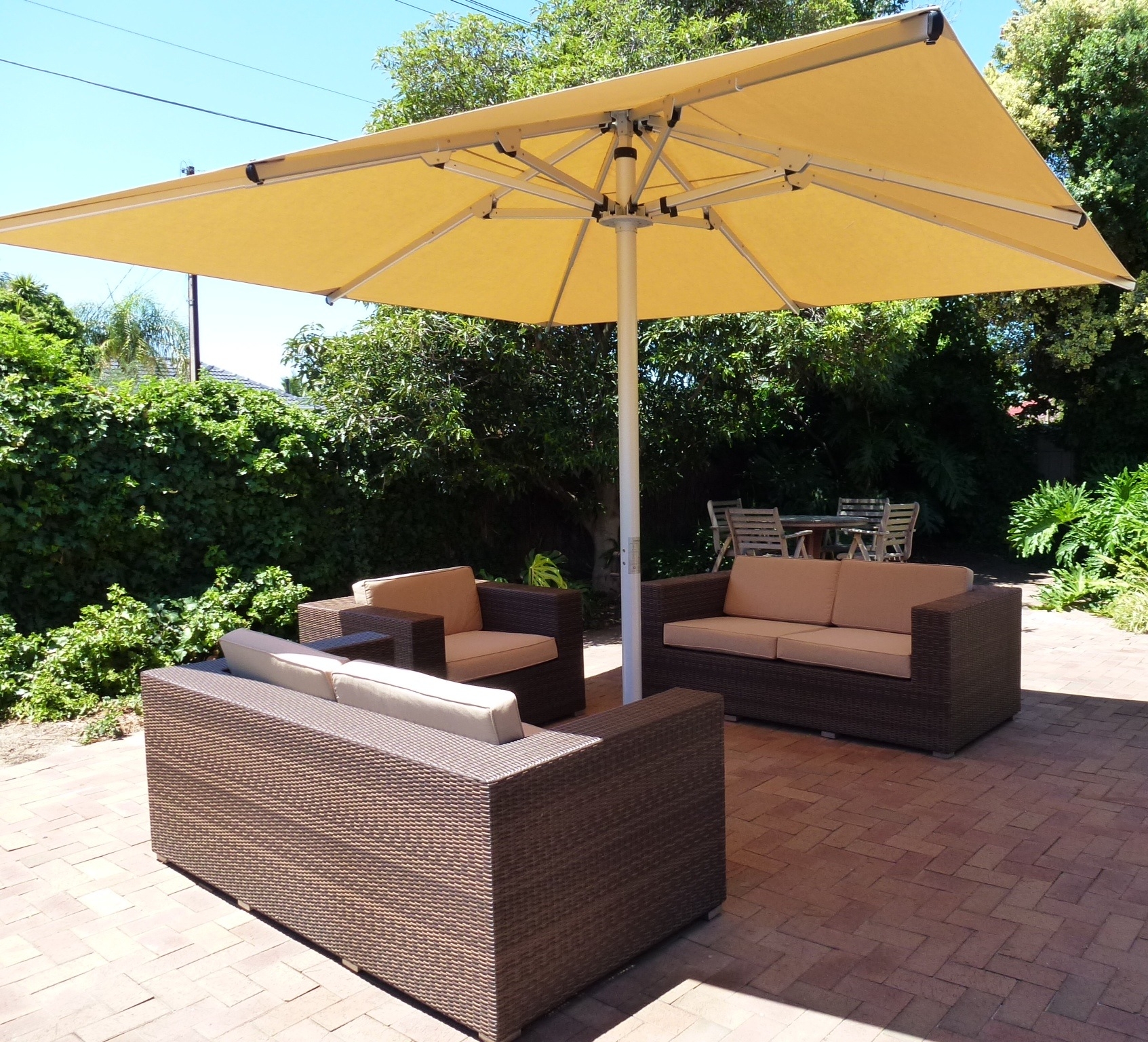 Patio umbrella deals heavy duty