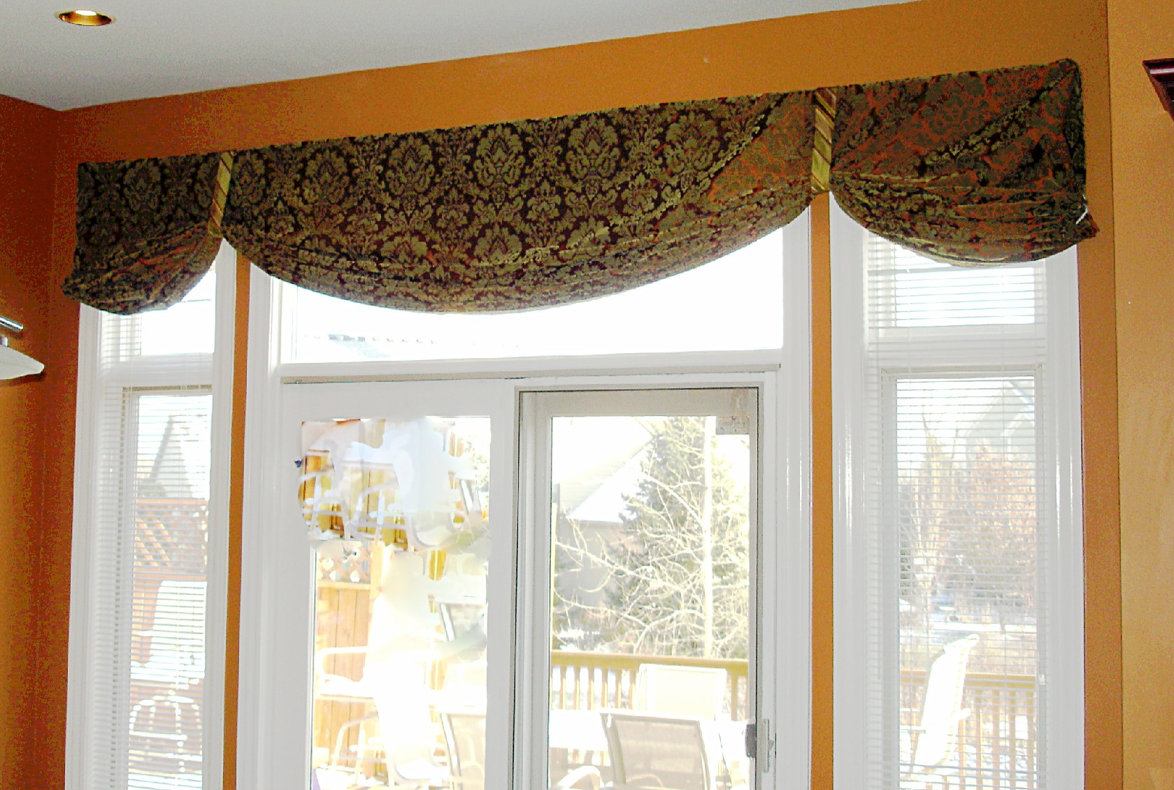 Hot Pink-Fuchsia Scalloped Window Swag Valance with White