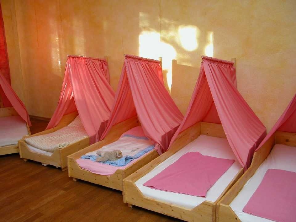 diy canopy bed for girl