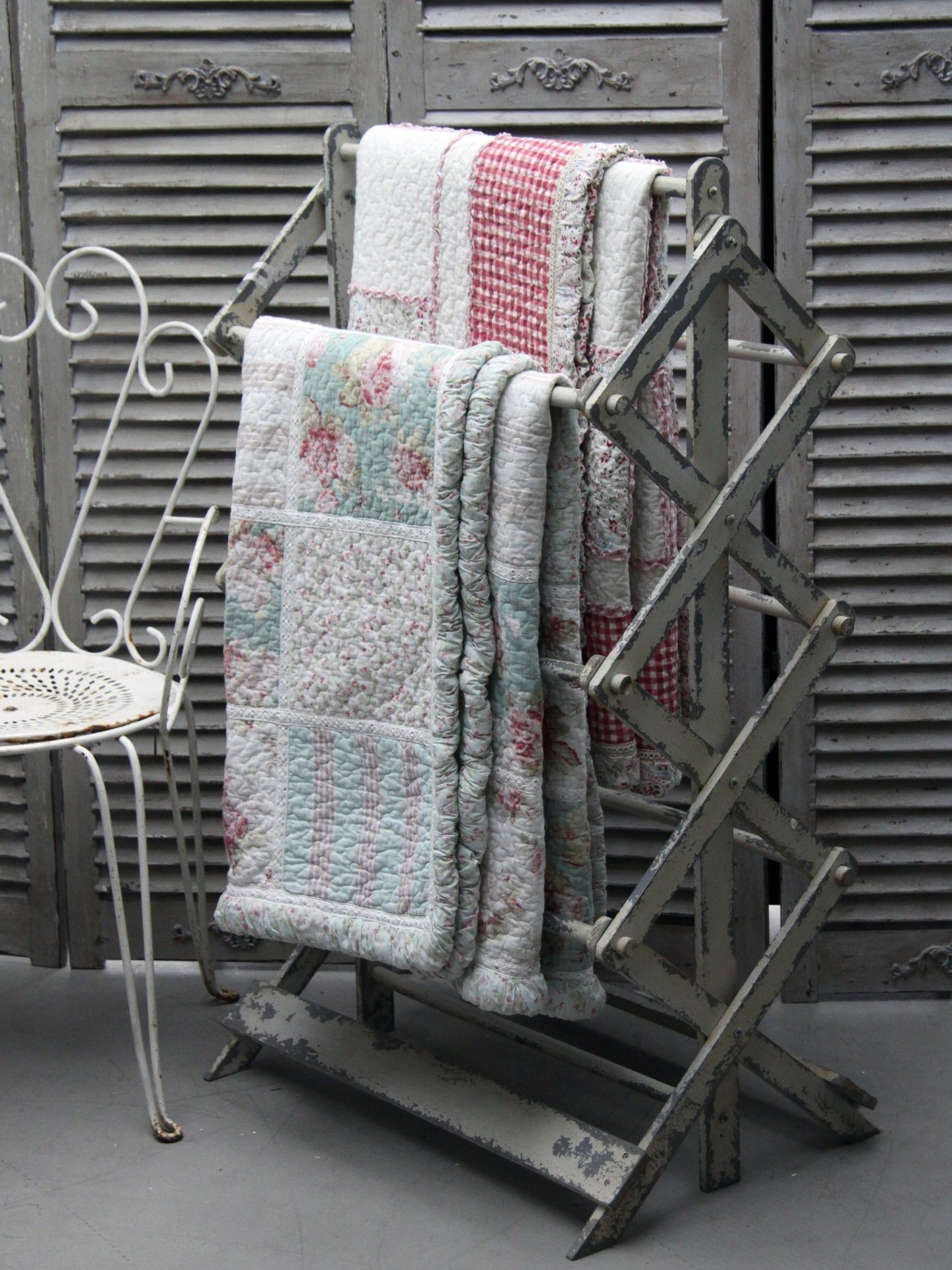 Blanket discount display rack