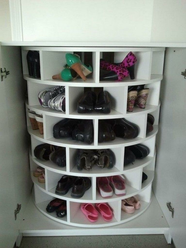 Closed shoe cabinet