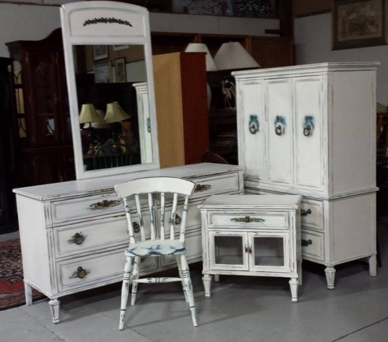 Very nice 4 piece bedroom set which includes a 6