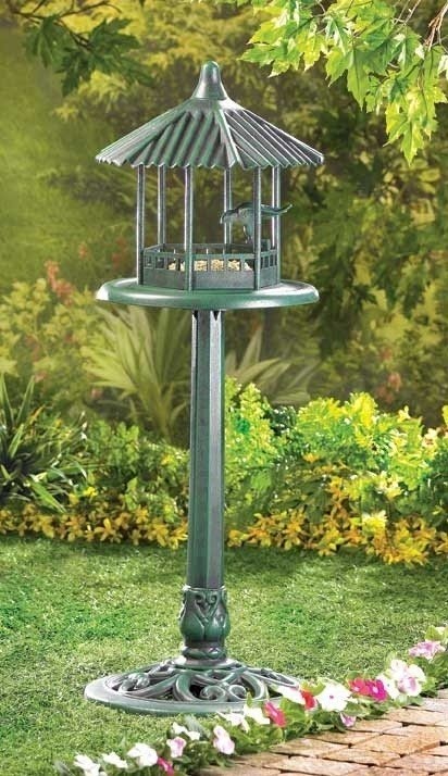 freestanding bird feeder station