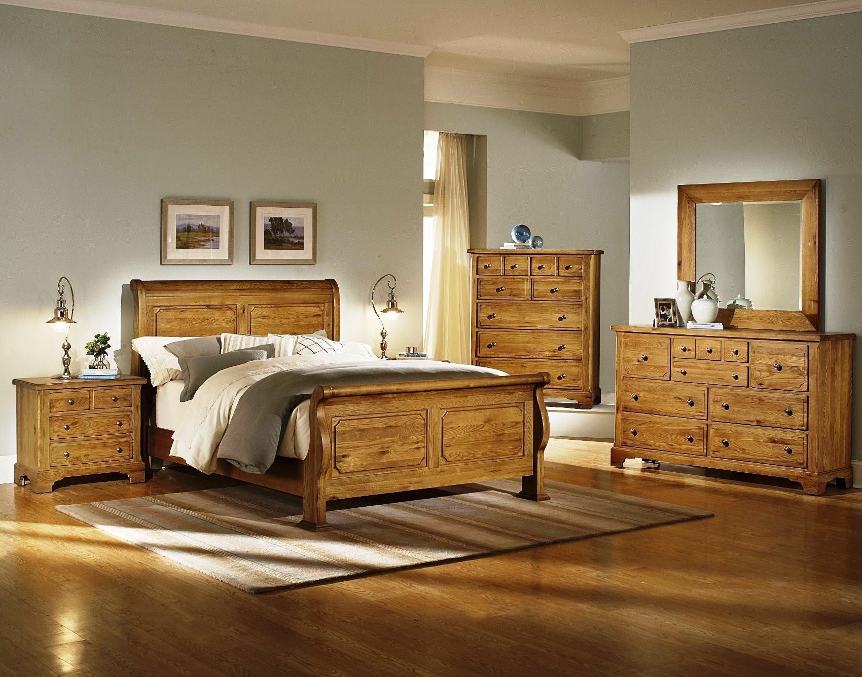 Modern Bedroom With Oak Furniture