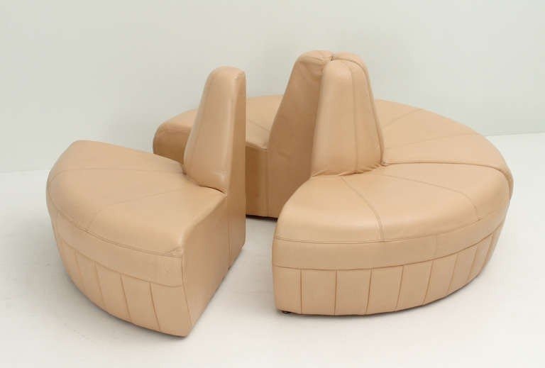 Round italian sofa in flesh leather image 7