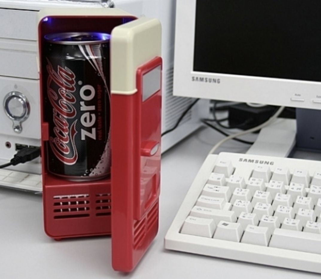 Usb powered refrigerator will coolyour beverage on your desk