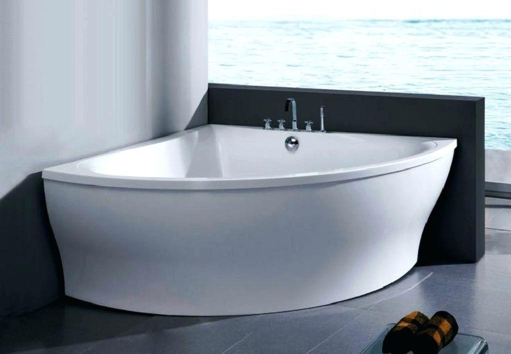 Freestanding acrylic corner bathtub
