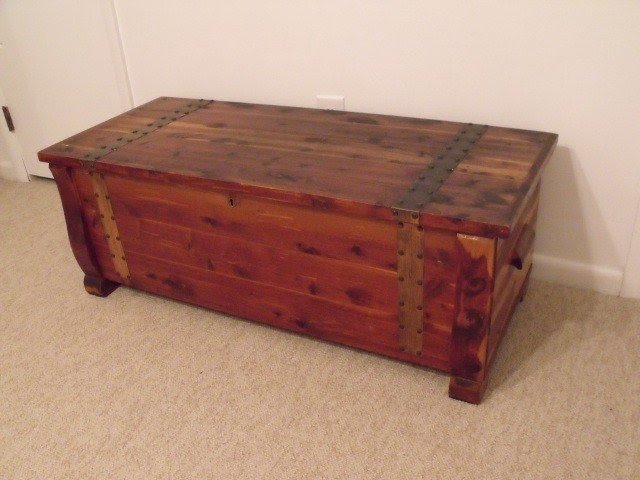 Seated storage chest