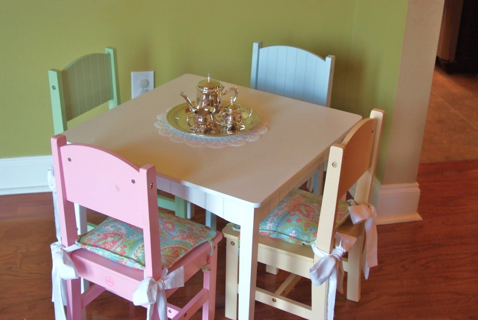 Wood childrens table and chairs 3