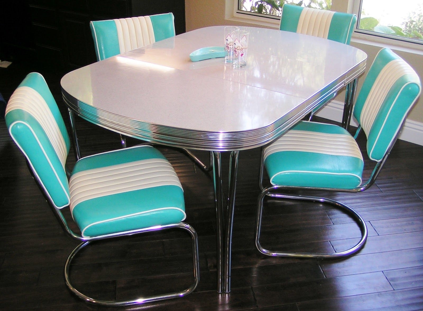 retro kitchen table with leaf