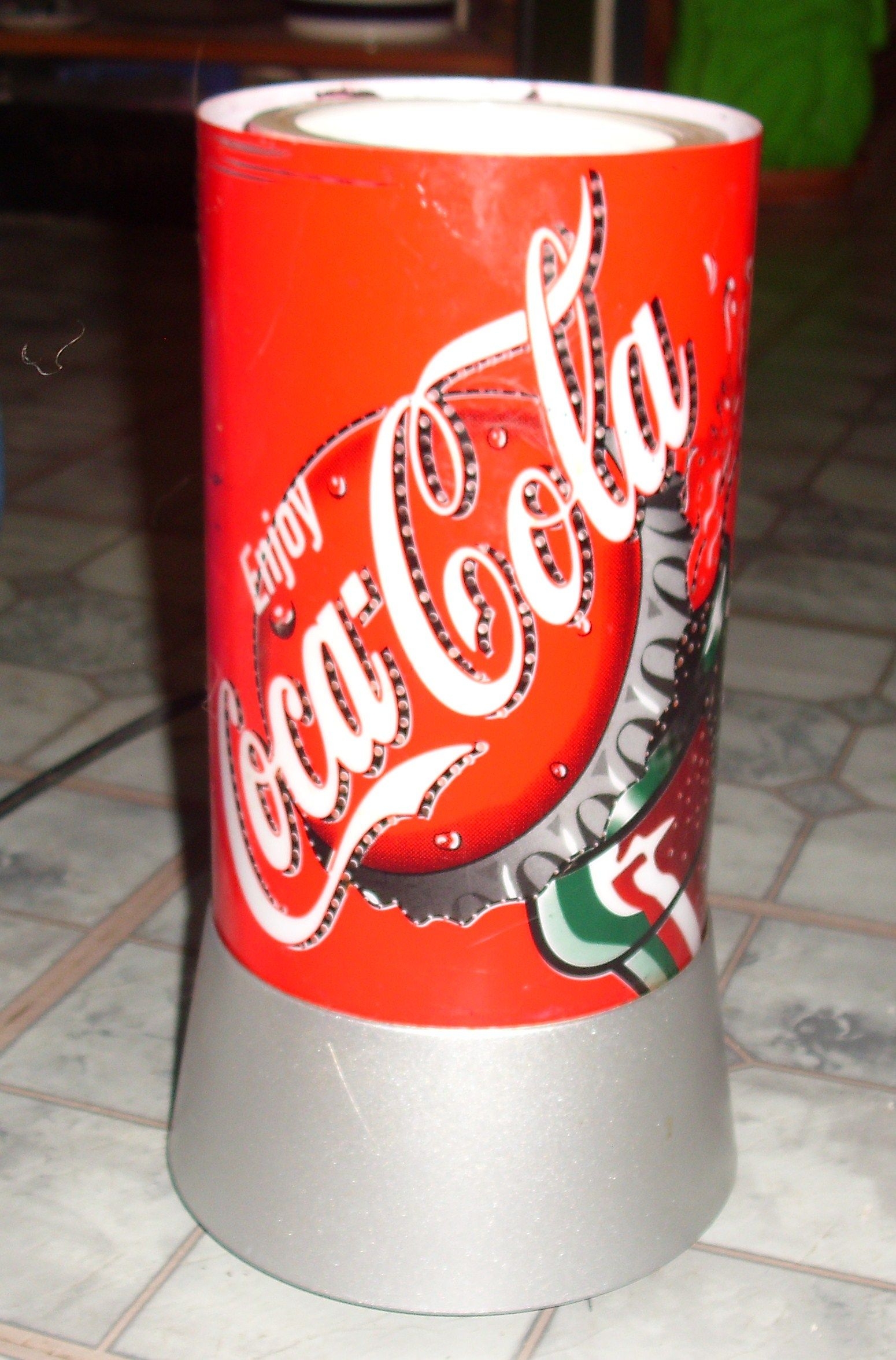 I have this too coca cola lamp spins around