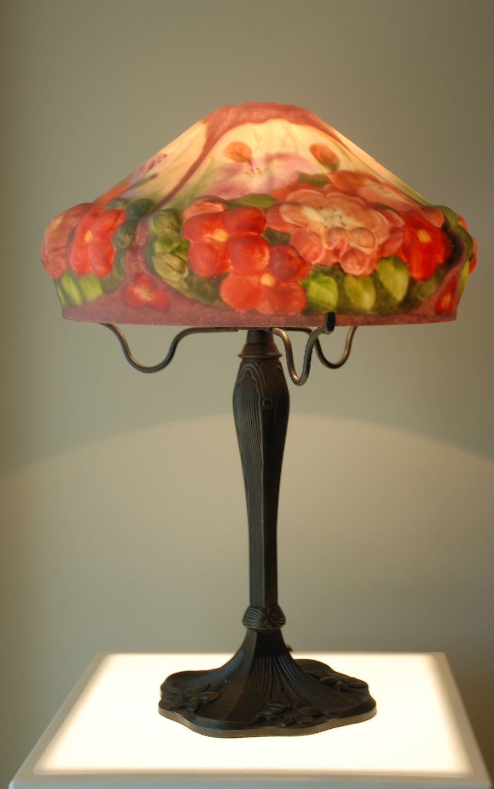 Lamp with reverse painted puffy shade flowers
