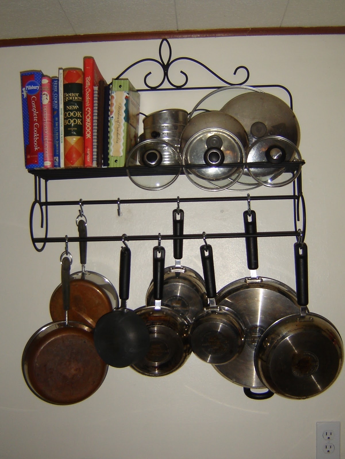 Cast iron saucepan stand
