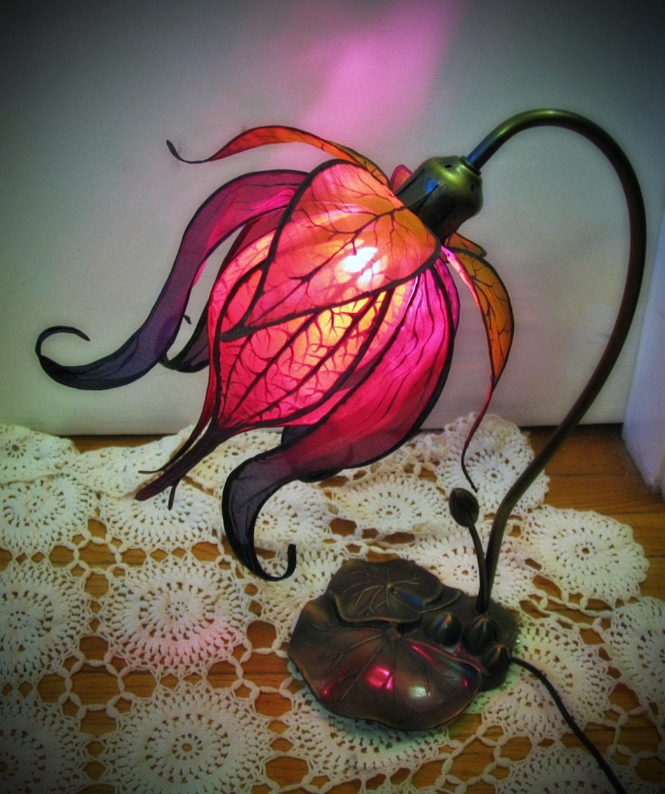 Enchanted lily lamp