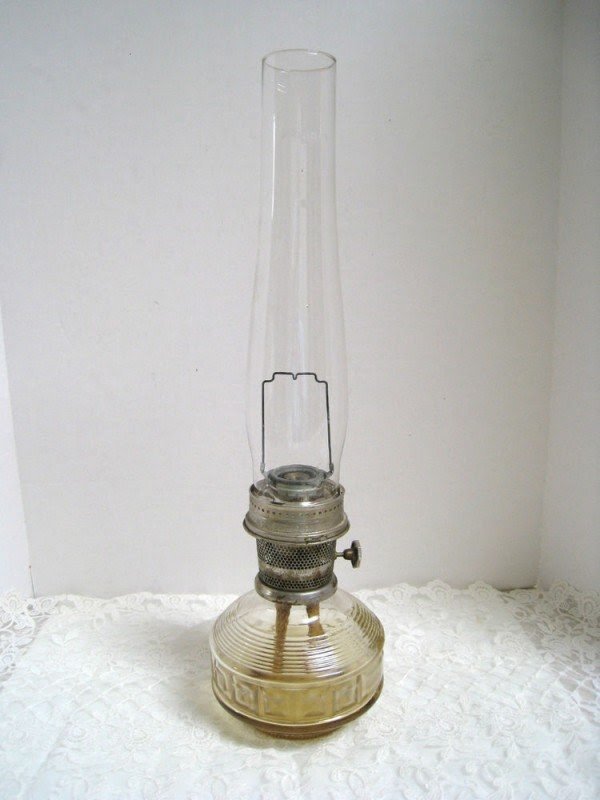 Aladdin Vintage Model No 23 Kerosene Oil Lamp With Aladdin Lox On Chimmey Amber