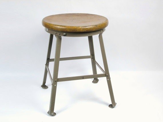 Short wood stool 33