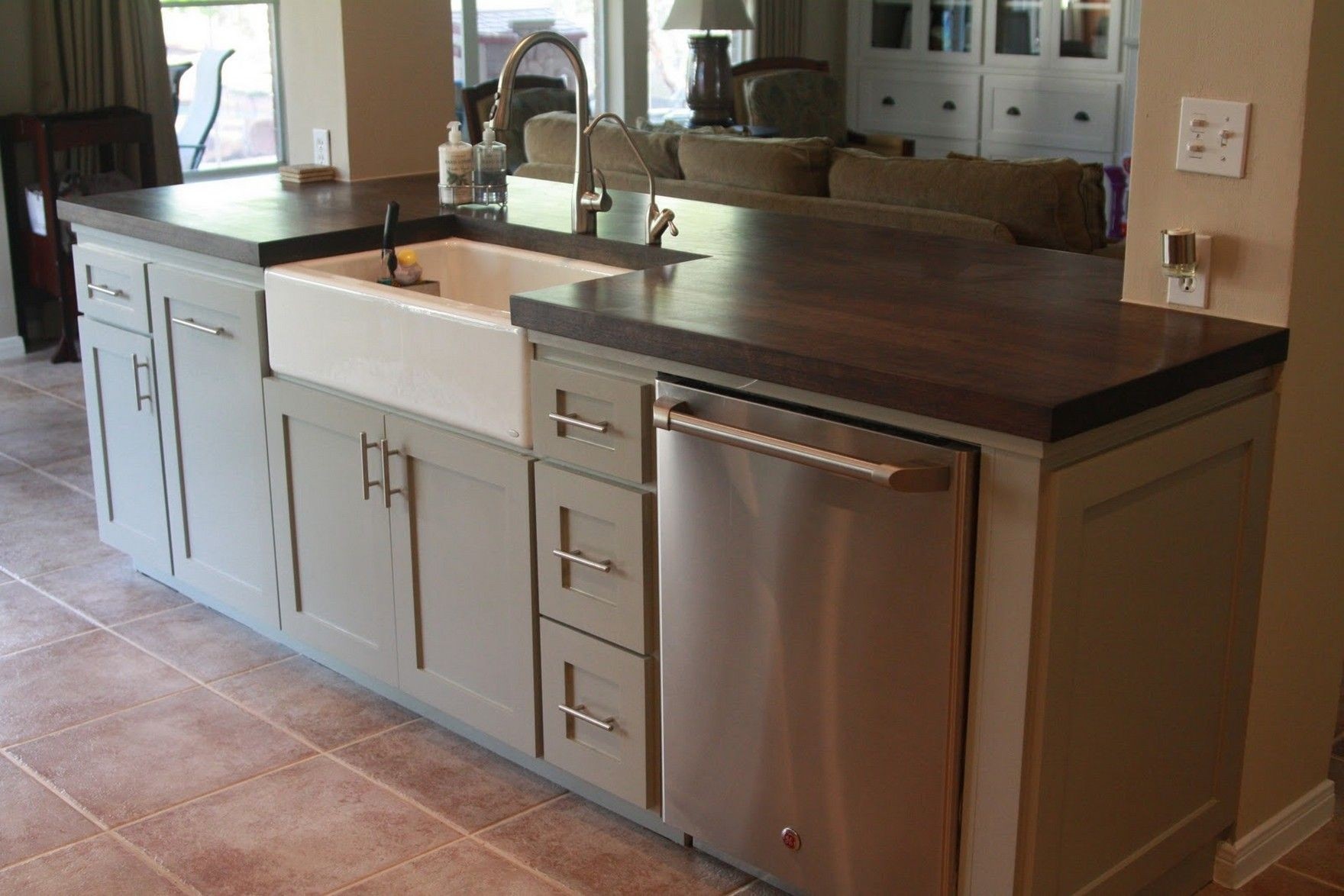 Kitchen islands with drawers