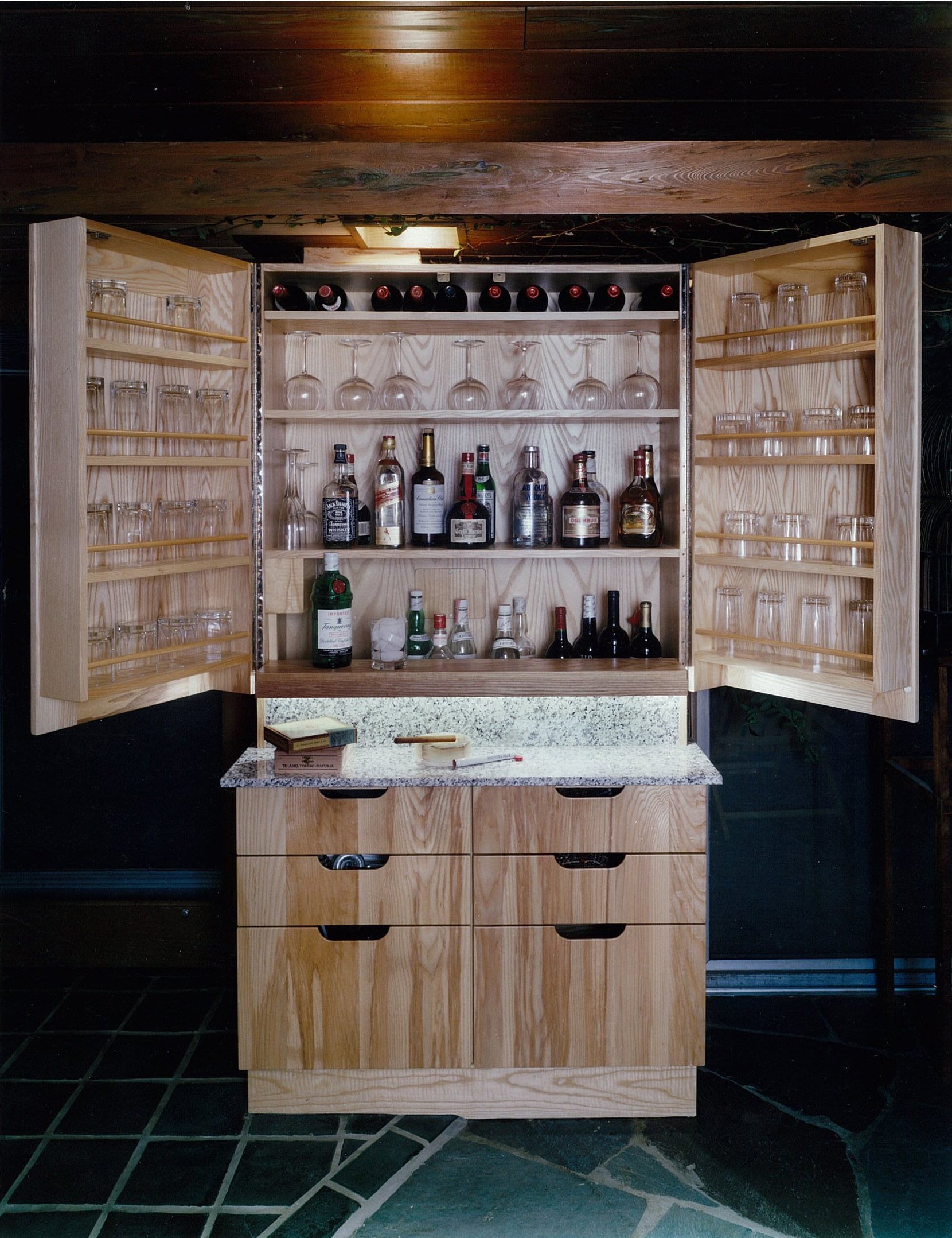 All encompassing liquor cabinet