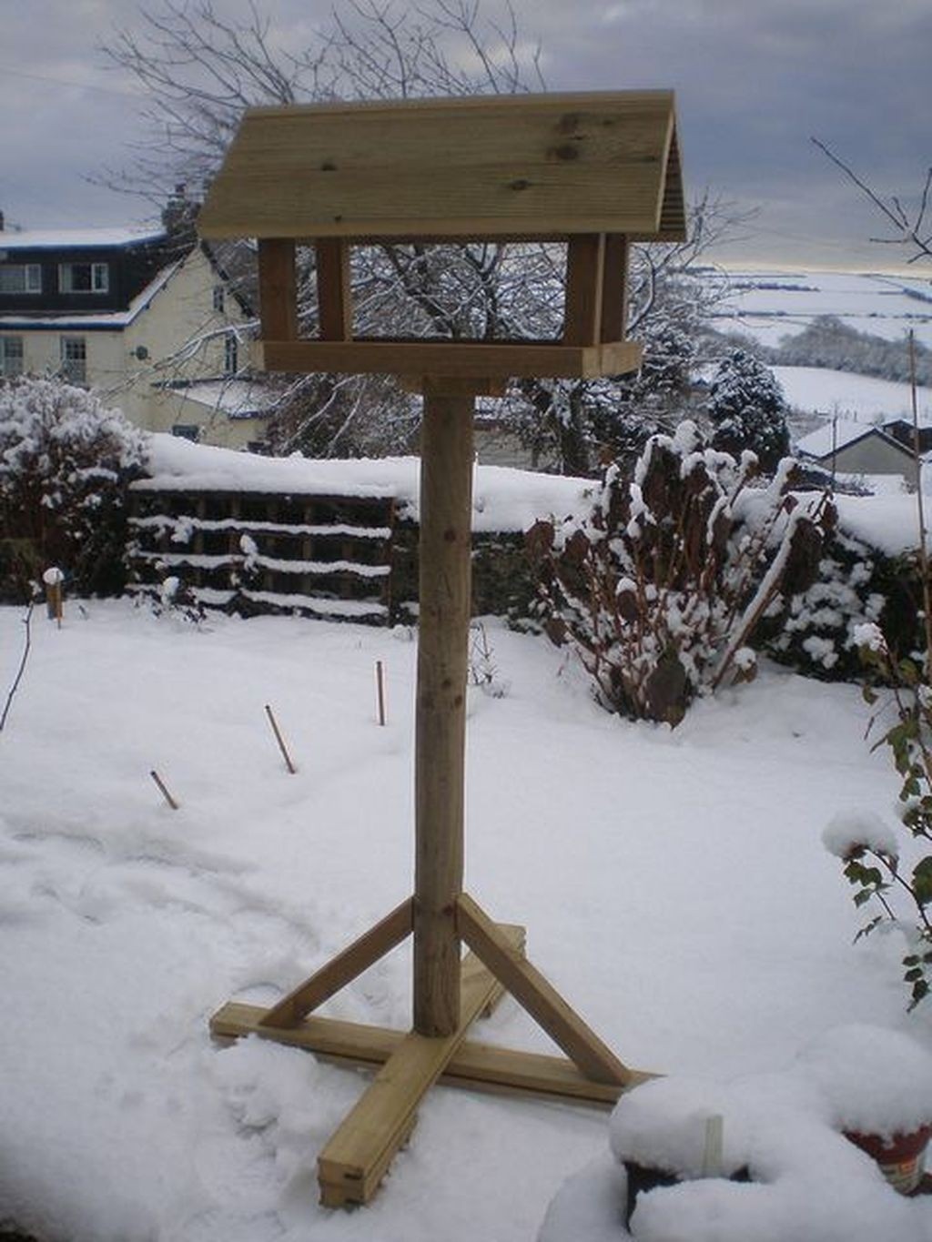 Freestanding bird feeder
