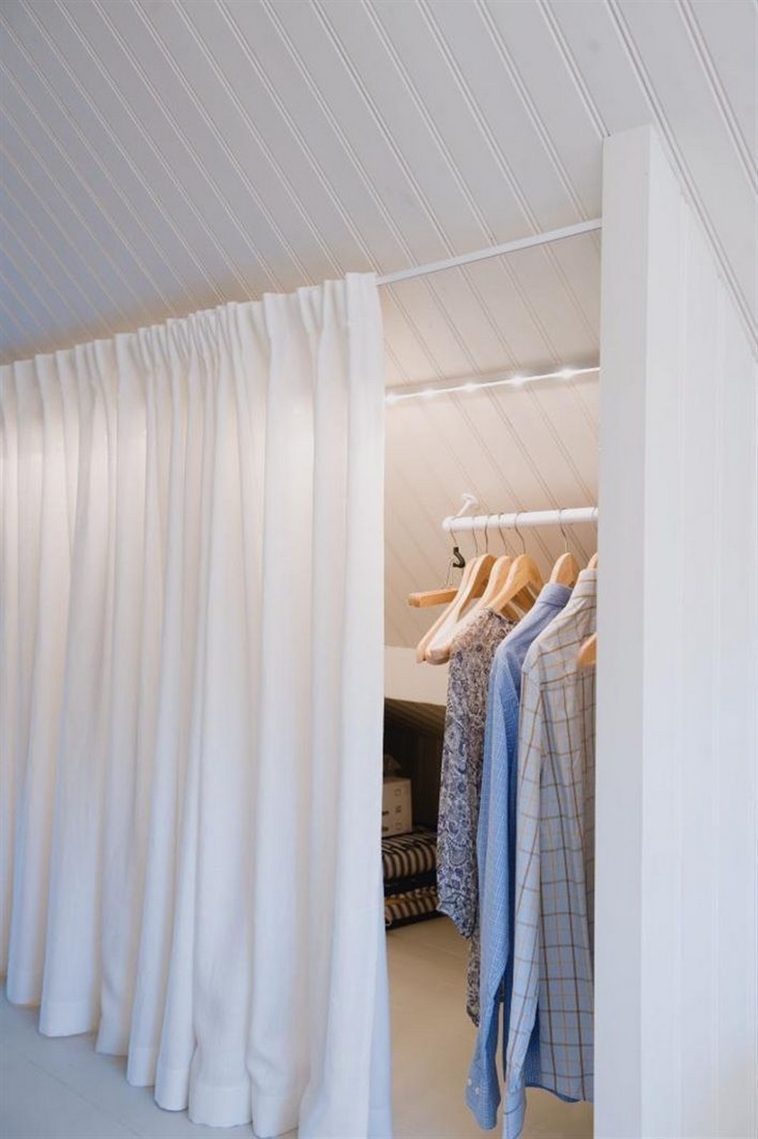 Hanging clothes wardrobe