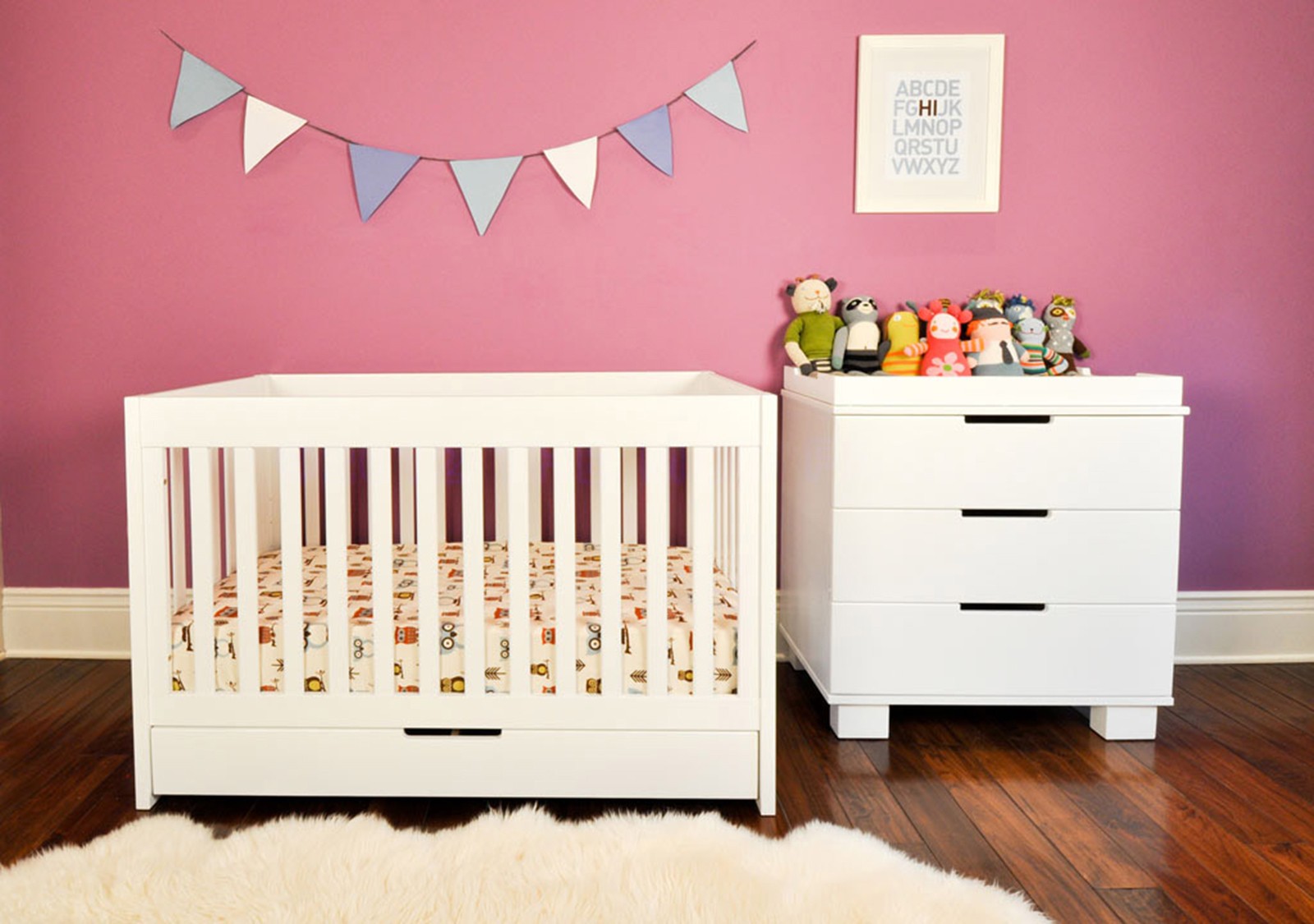 White crib store with drawer underneath