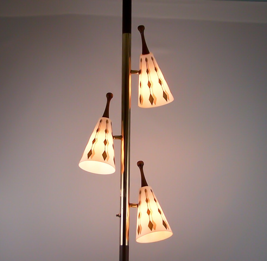 Floor to ceiling pole lamps