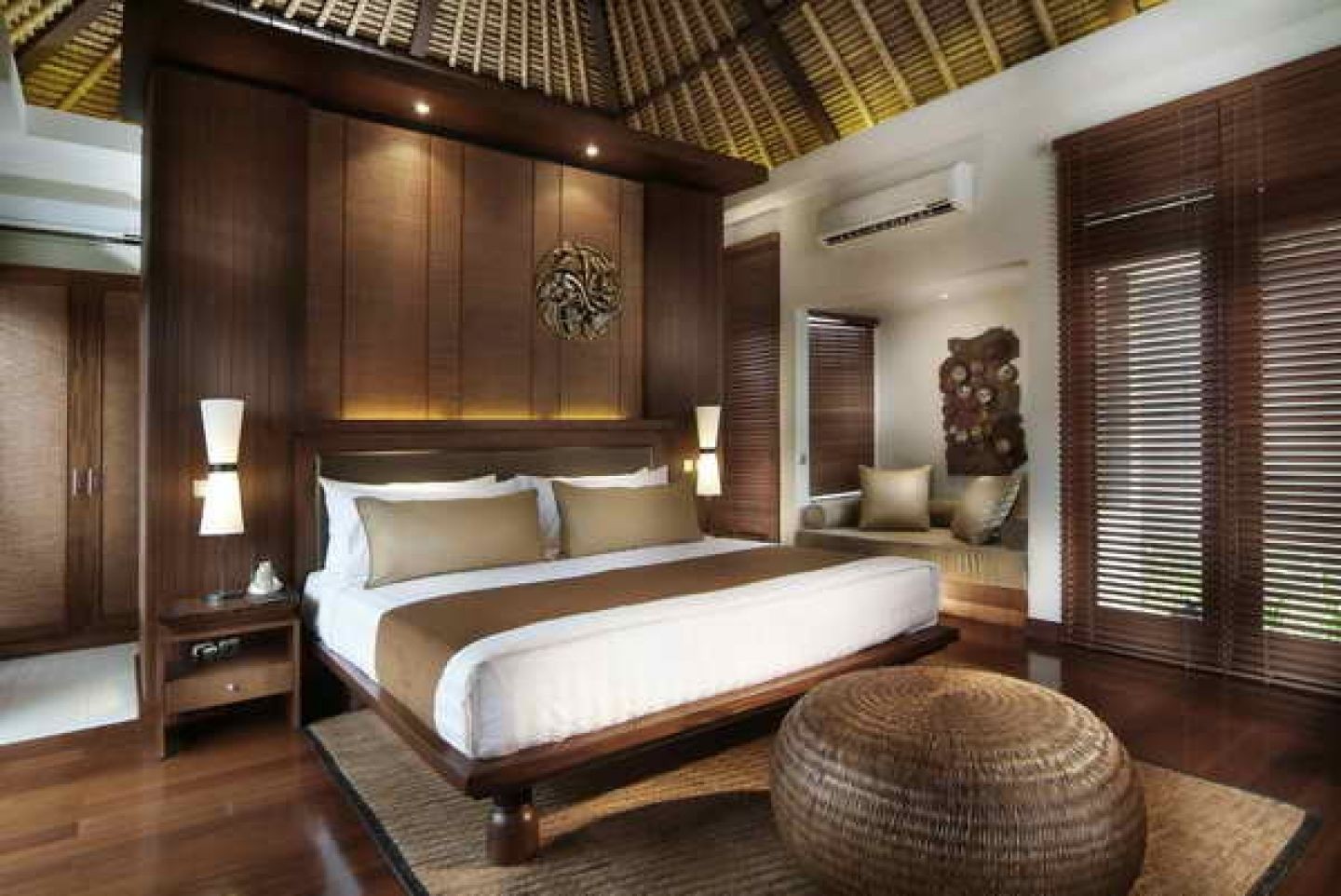 Тайцы квартиры. Интерьер Бали стайл. Интерьер спальни в балийском стиле. Индонезия Бали интерьер. Кровать в балийском стиле.