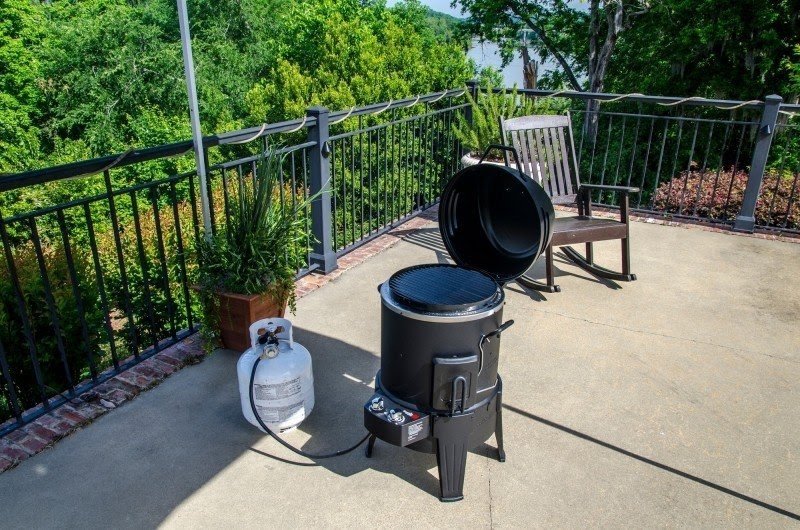 https://foter.com/photos/378/the-big-easy-tru-infrared-propane-smoker-roaster-and-grill-1.jpg