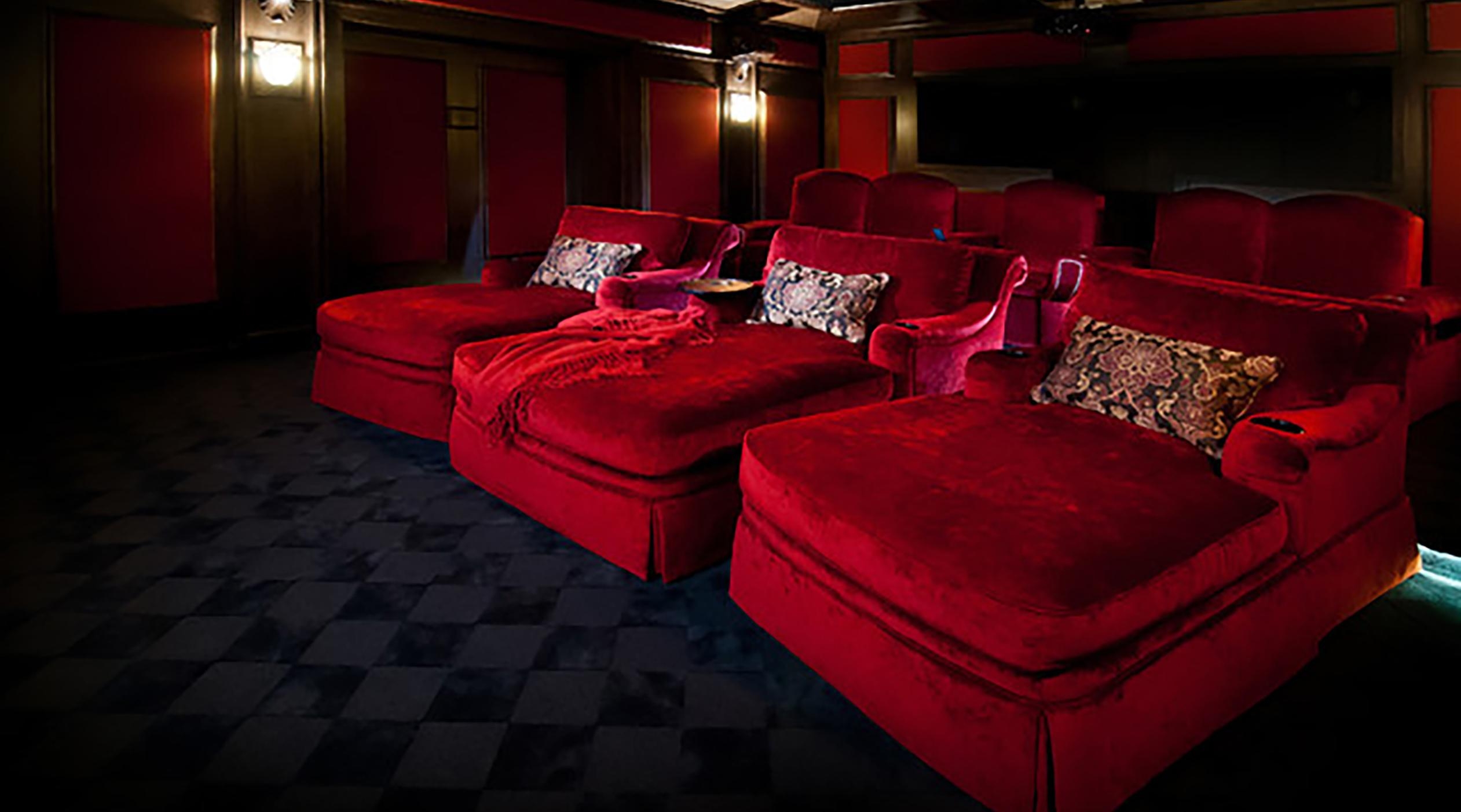 Кинотеатр с диванами для двоих. Корстон кинотеатр диванчики. Кинотеатр с диванами.