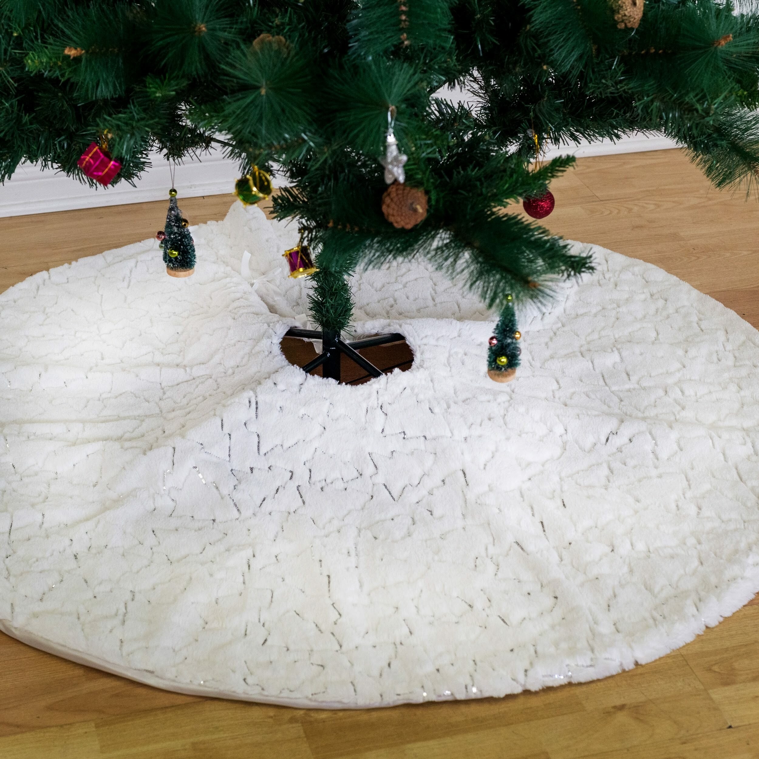10 Best Christmas Tree Skirts & Collars for 2021 - Ideas on Foter