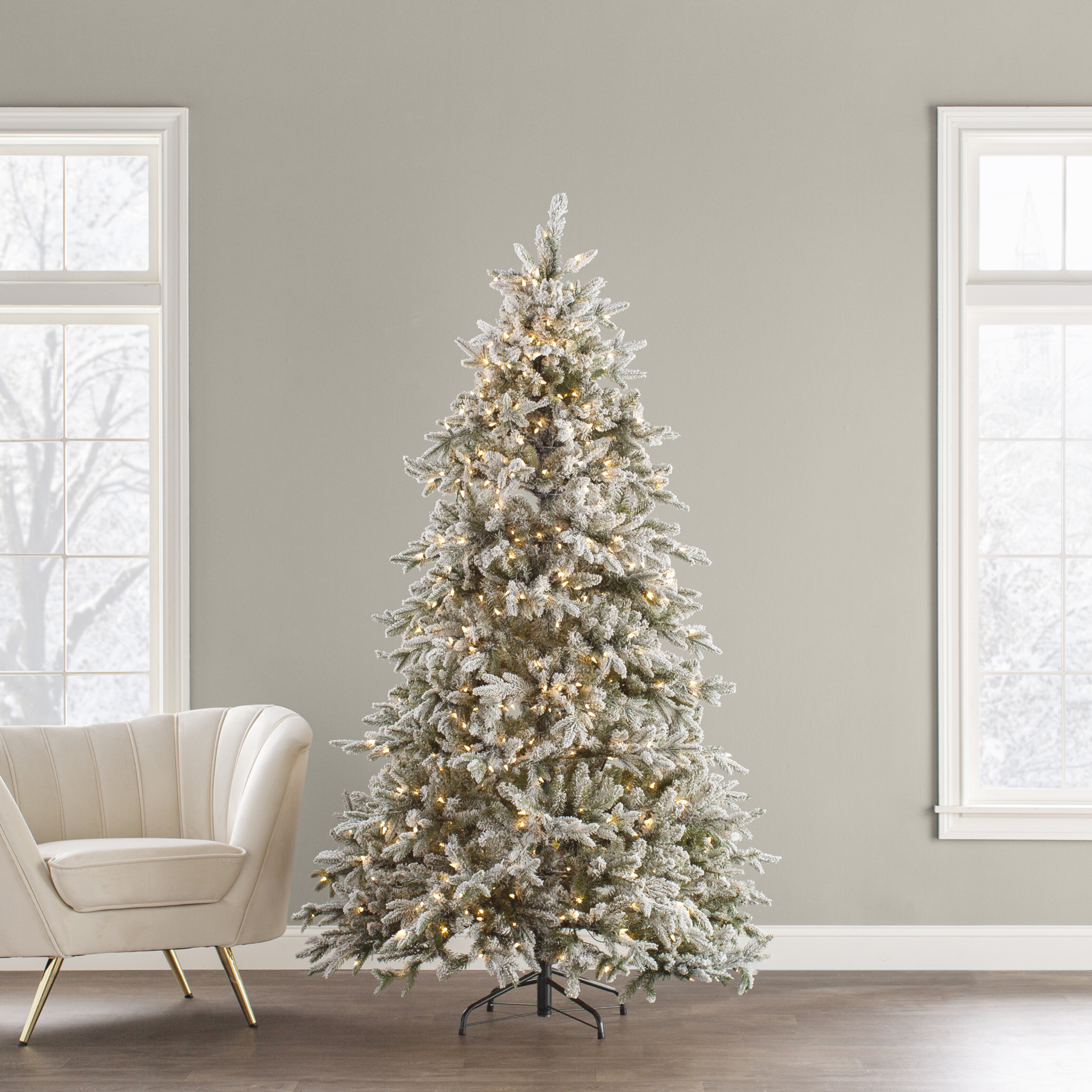 7.5' Green/White Spruce Artificial Christmas Tree with 750 Clear/White Lights
