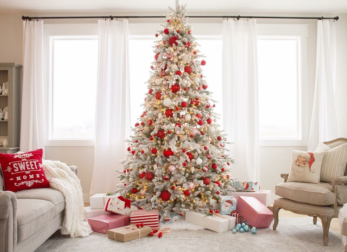 white minimalist christmas tree