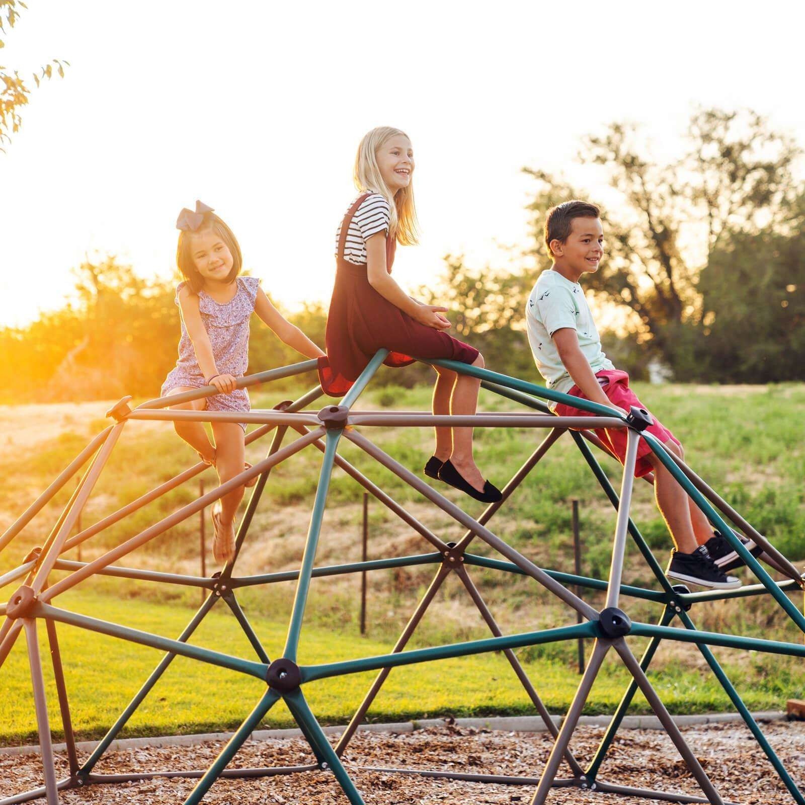 7 Science-Based Benefits of Monkey Bars Playtime - Foter