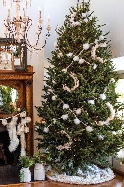 White Garland and Feathers Christmas Tree Ornaments