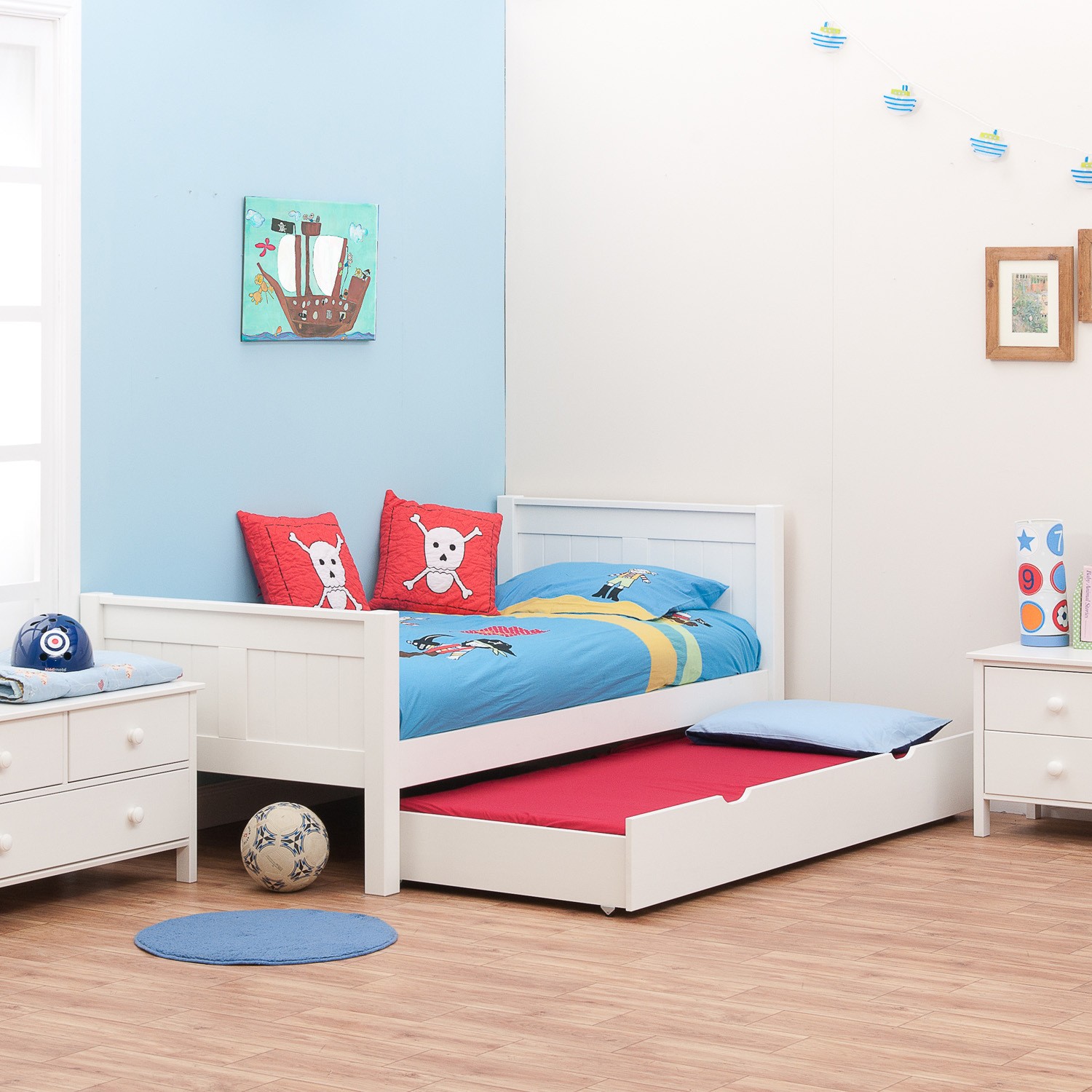 Classic single bed with trundle bed by stompa