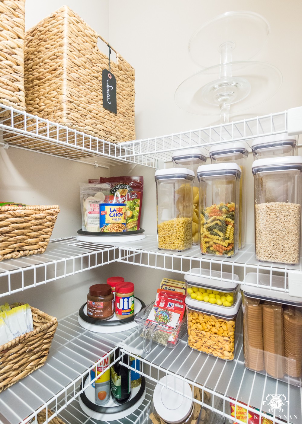 Nine ideas to organize a small pantry with wire shelving
