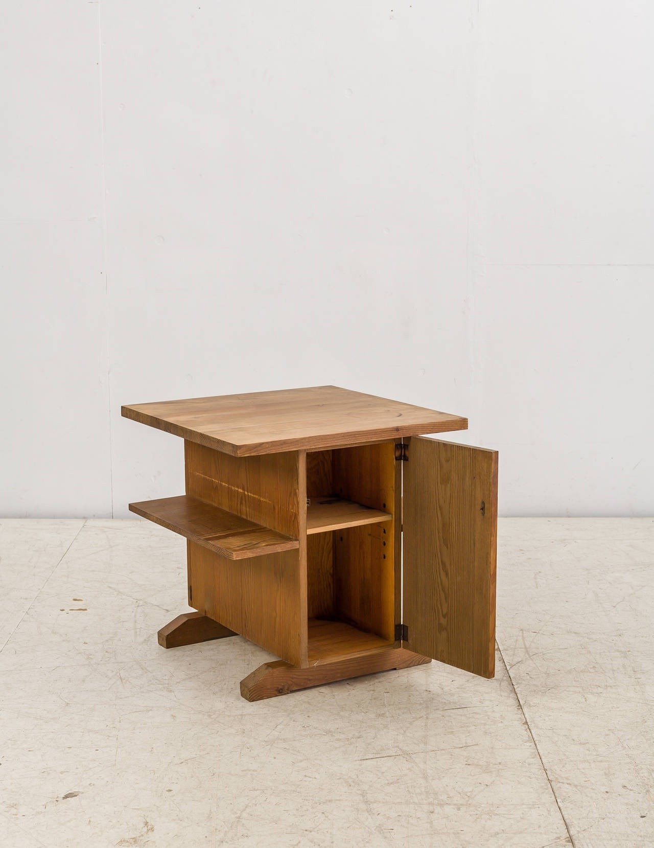 Small coffee table mini bar or bedside table in pine