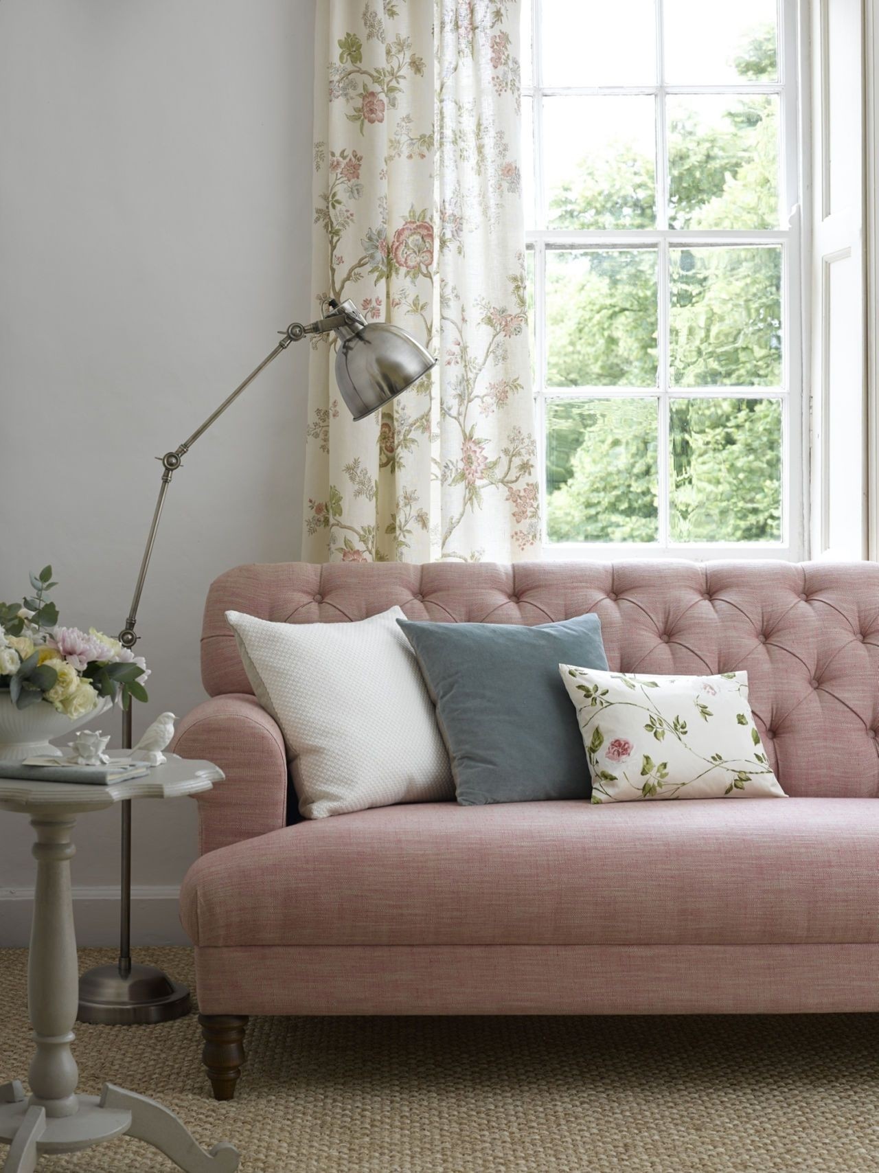 8 styling tricks to achieve the country cottage look in