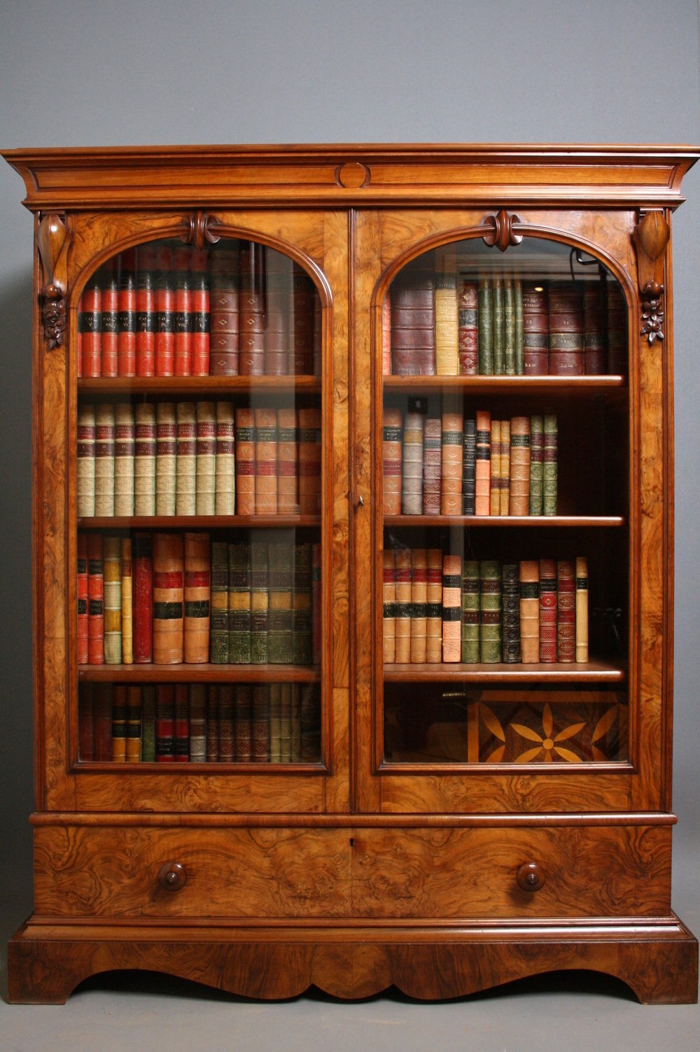 Старинный книжный шкаф. Книжный шкаф. Винтажный книжный шкаф. Мебель для домашней библиотеки. Книжный шкаф под старину.