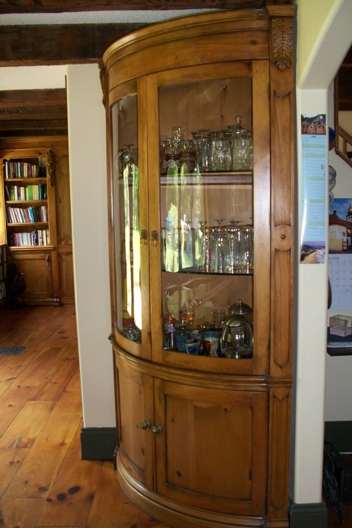 Corner curio cabinets canada