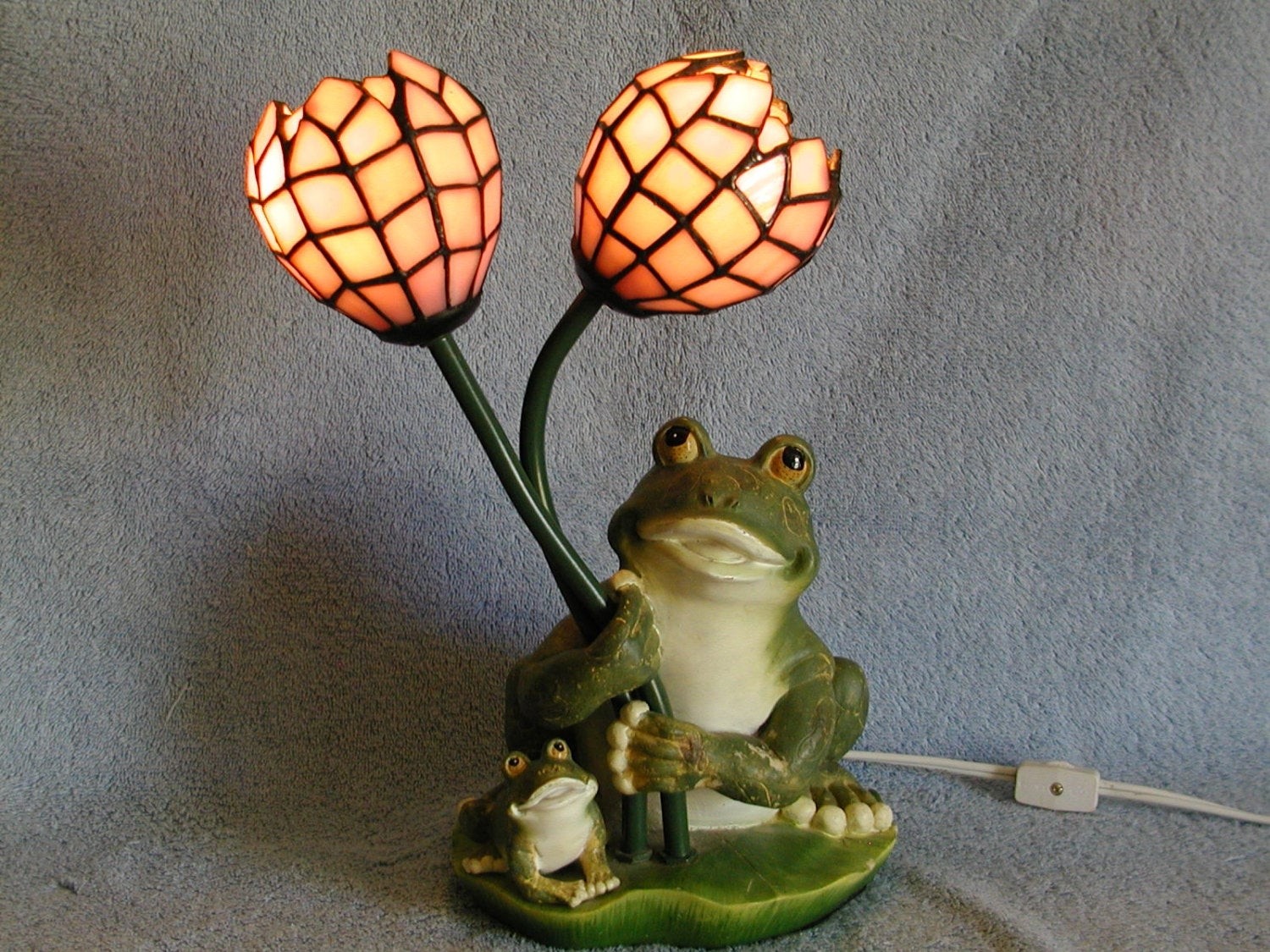 Frog lamp with stained glass flowers