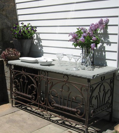 A 1920s grill inspires a patinated patio