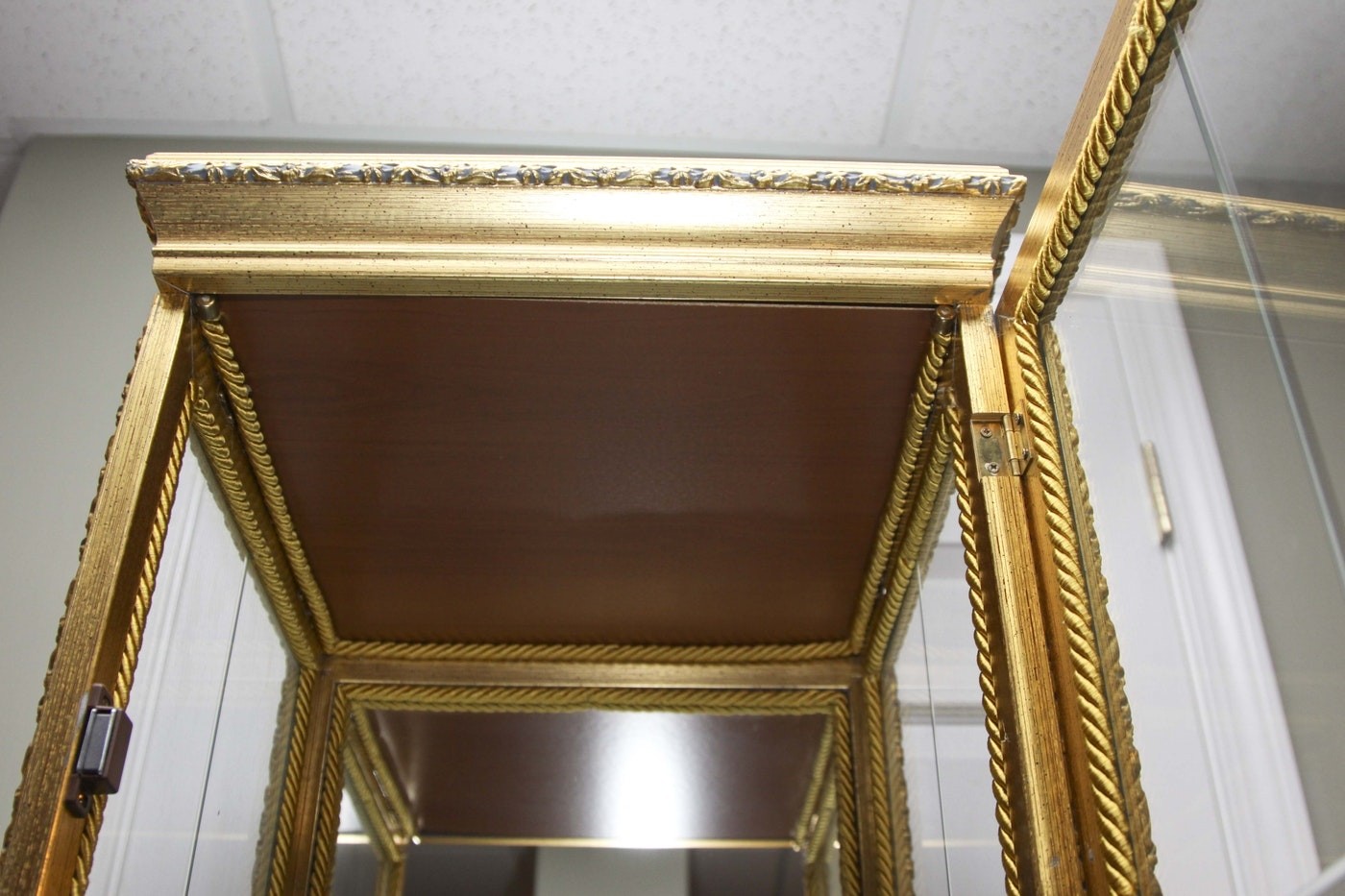 Gold mirrored curio cabinet ebth 2
