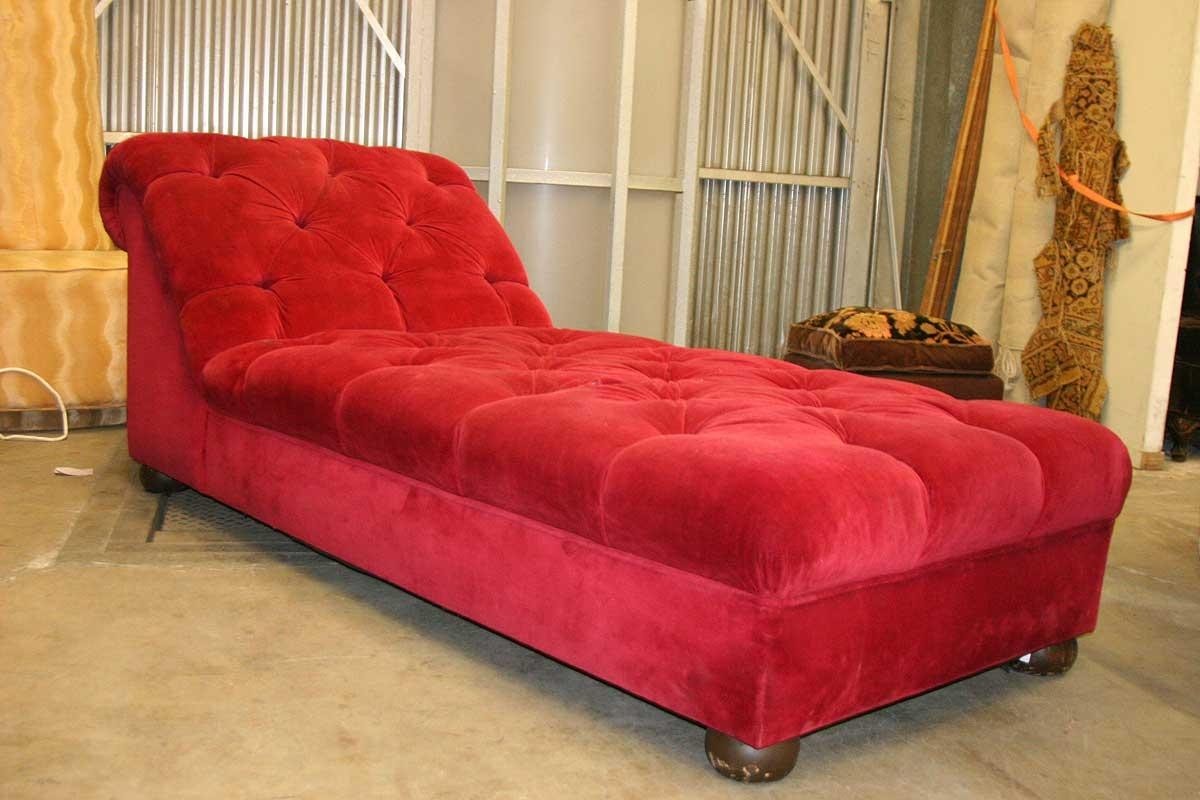 Large oversize 7 chaise lounge in tufted red velvet 2