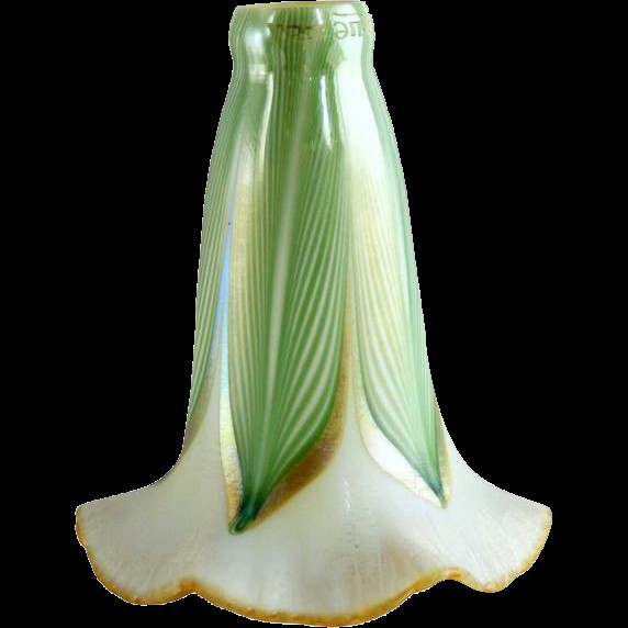 American quezal glass green pulled feather lily lamp shade