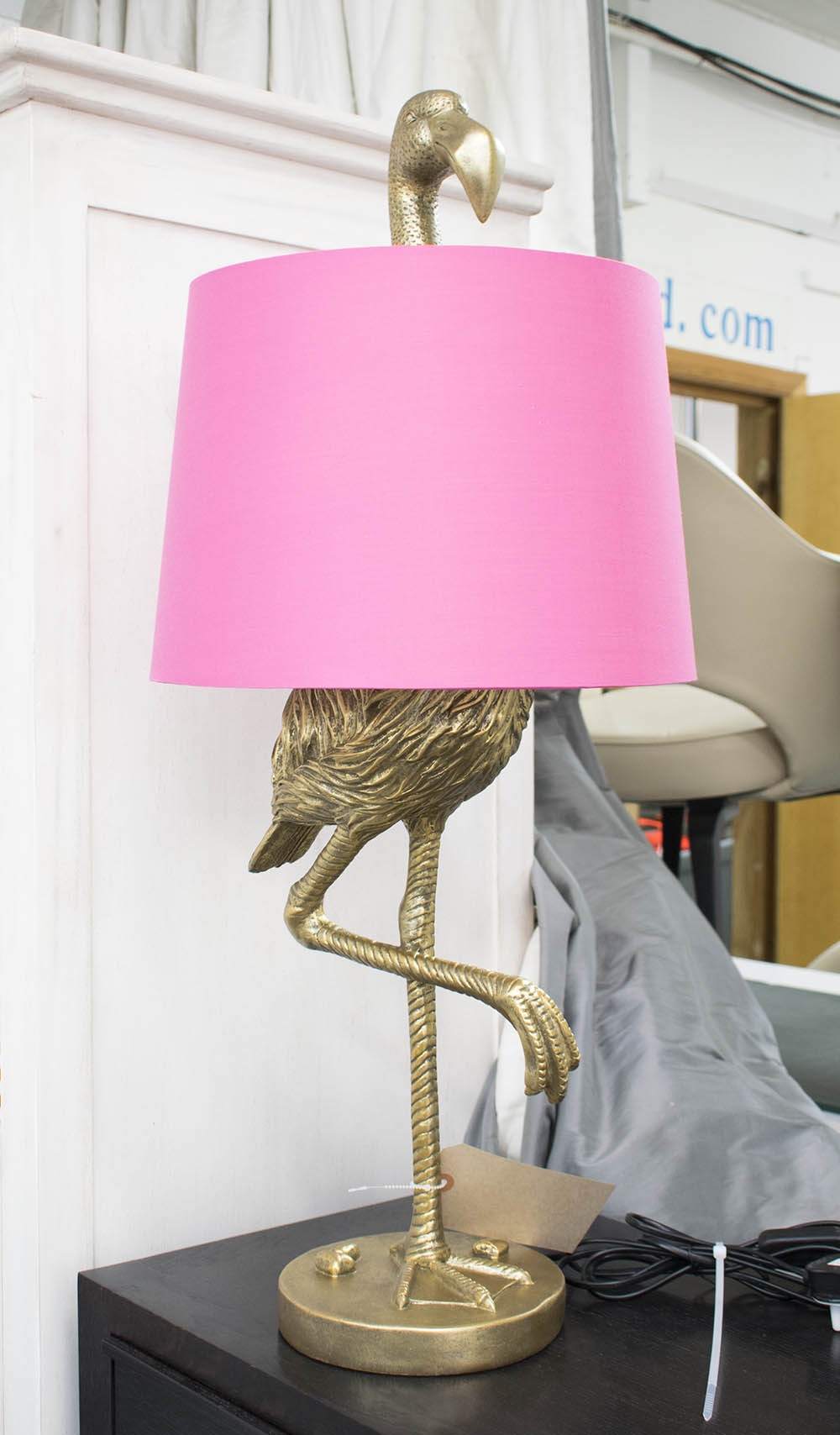 Flamingo table lamp with pink shade in gilded resin