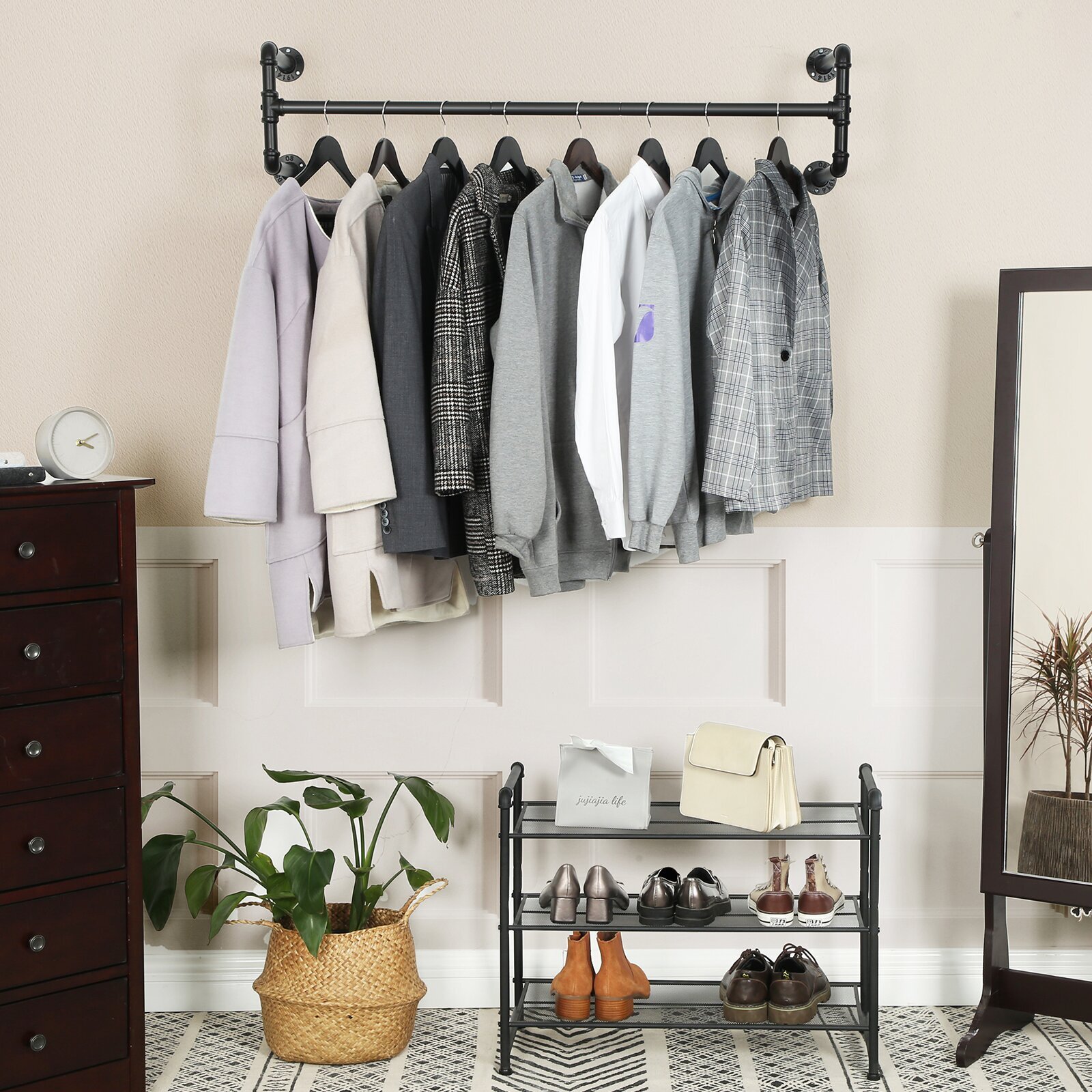 Basic wall hanger for clothes