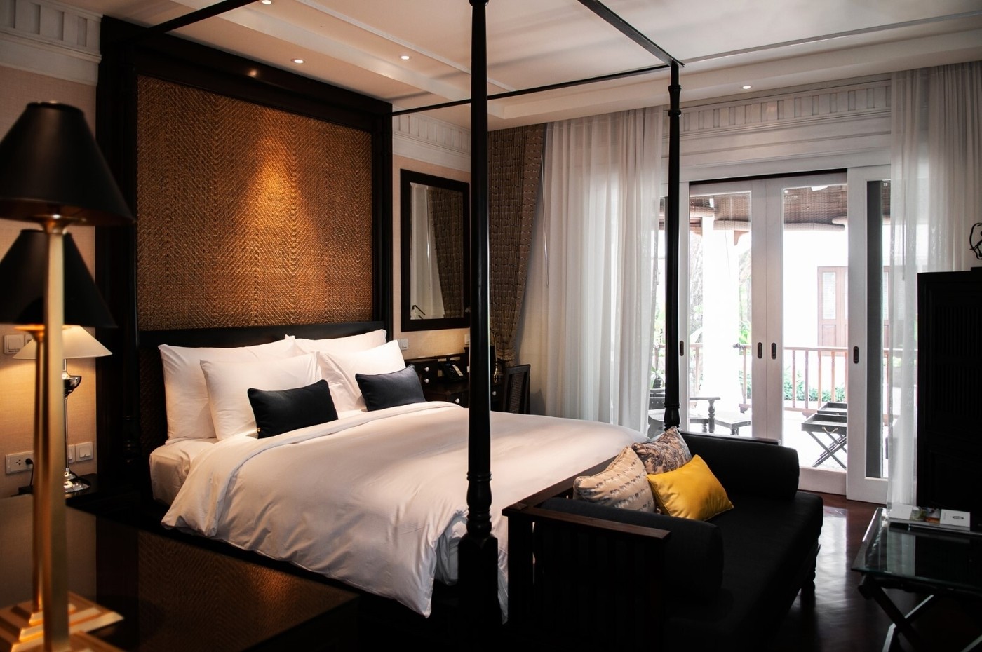 Bedroom with four poster bed