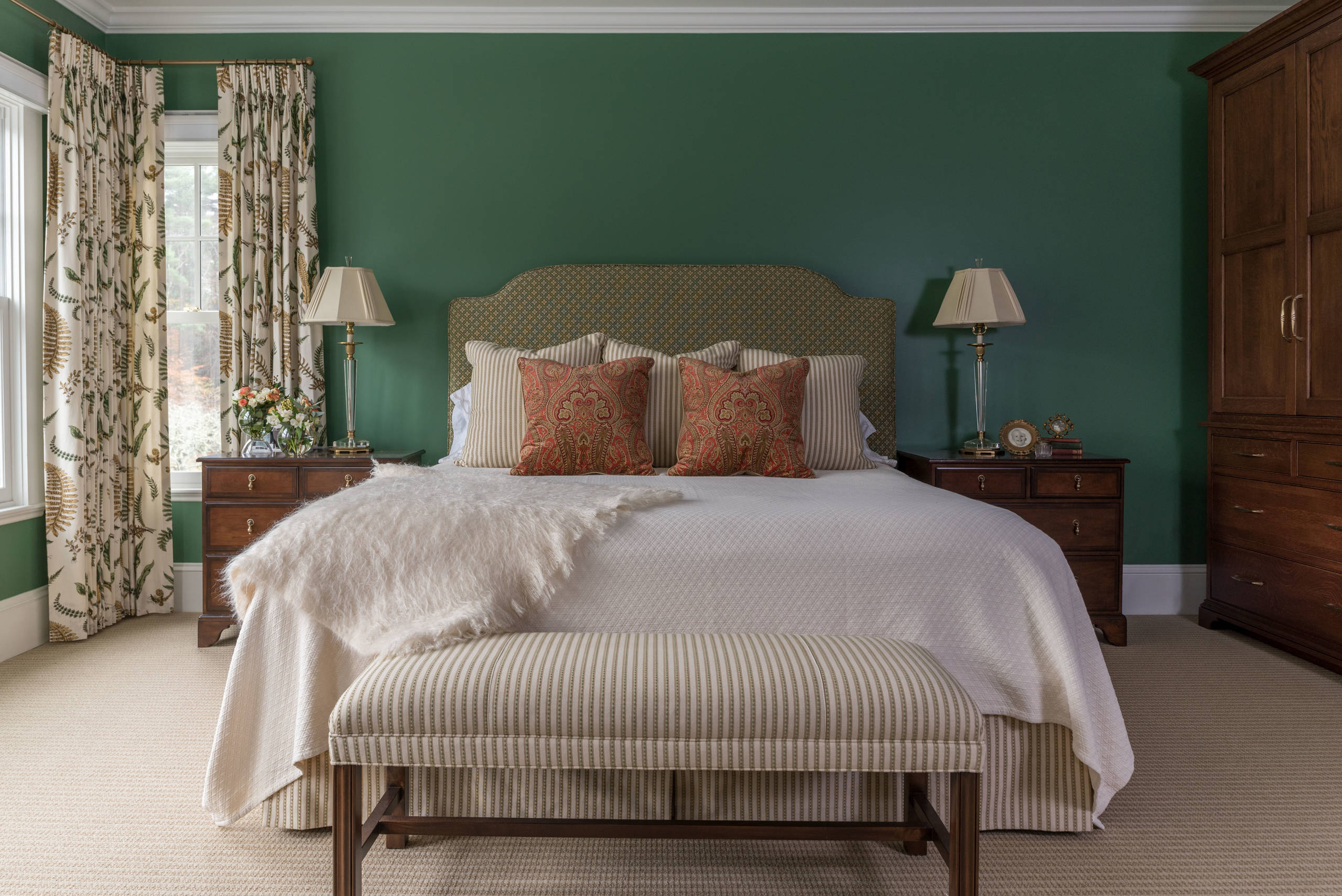 Зелено бежевые обои. Спальня в Земляном цвете. Спальня в зеленом цвете. Цвет стен в спальне. Зеленые стены в спальне.